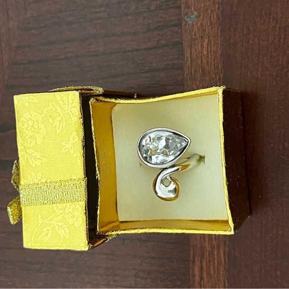 Stunning Silver Teardrop Crystal Ring - Picture 6 of 10
